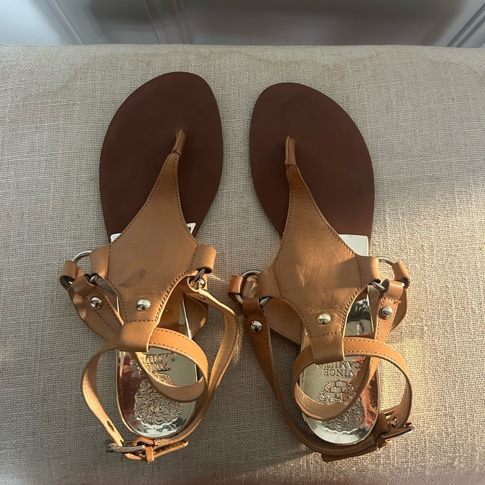 VINCE CAMUTO TAN LEATHER SANDALS